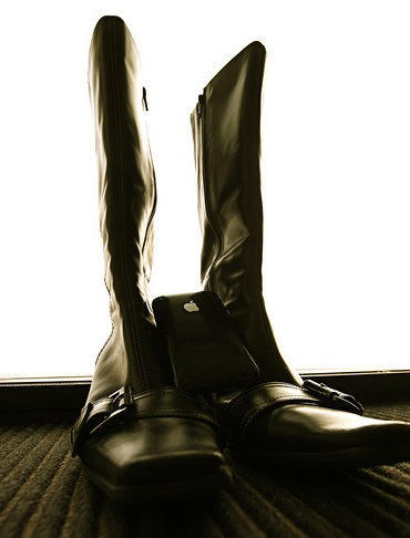 iphone-boots-20081126.jpg