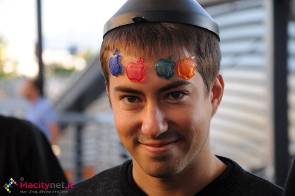 @maccitynet.it Party time: a headband of iMac logos.