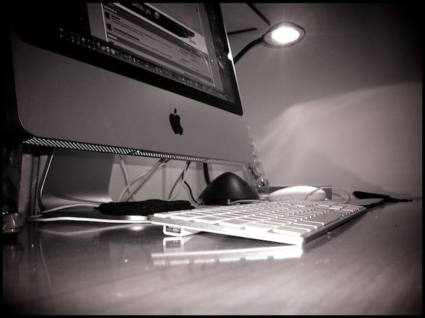 An arty iMac shot, courstesy of  Lordgoroth on Flickr. CC-licnesed original at: http://www.flickr.com/photos/lordgoroth/3753720029/