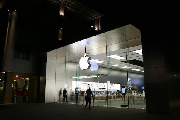 A quiet — maybe ominously quiet — night at the Scottsdale Apple Store, eight miles up the street from Microsoft's new store