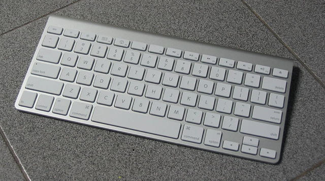 800px-apple-wireless-keyboard-aluminum-2007
