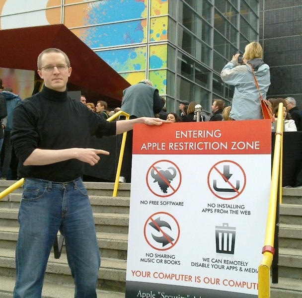 A Jobsian-attired protester at the Apple event. @FSF