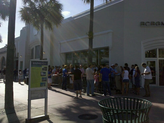 The iPad line in Miami. CC-licensed pic by Gubatron.