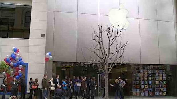 ABC's Modern Family sitcom featured an iPad lineup at the Grove Apple store.