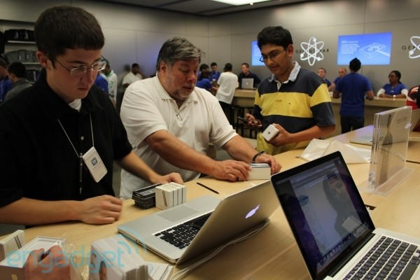 Steve Wozniak activating his iPhone 4. @Engadget