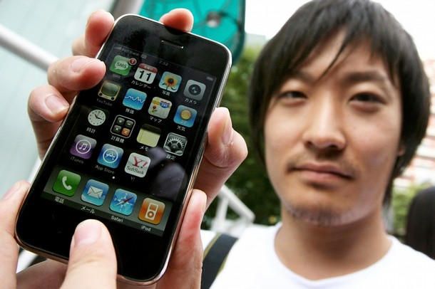 iPhone Goes On General Sale In Tokyo