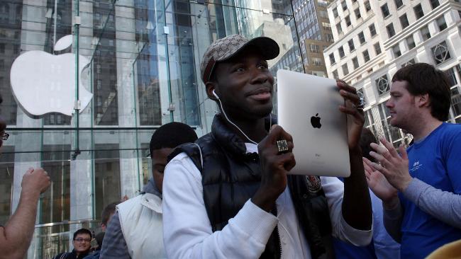 374675-apple-ipad-launch-ny1.jpg