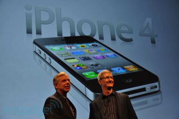 Verizon COO TK and Apple's Tim Cook at the launch of Verizon iPhone.