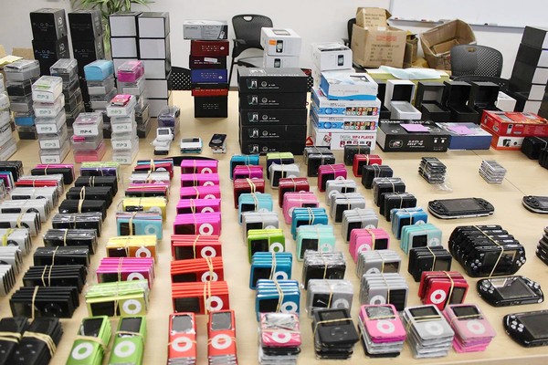 The fake iDevices confiscated in Los Angeles @Courtesy LA Port Police Authority.