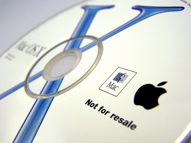 The instillation disk for Max OS X. Photo by malagent: http://www.flickr.com/photos/49368060@N00/2310215514/