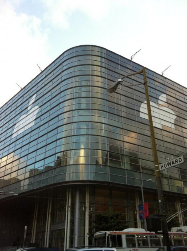 Moscone-West-WWDC-2011-Apple-Logo.jpg