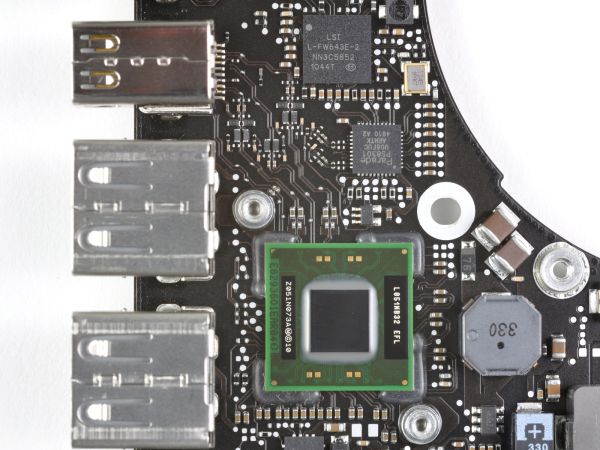 Faster ‘Light Ridge’ Thunderbolt chip. Image courtesy of iFixit