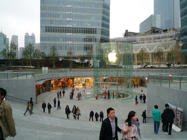 Shanghai Pudong Apple store • http://bit.ly/q1bXQ0