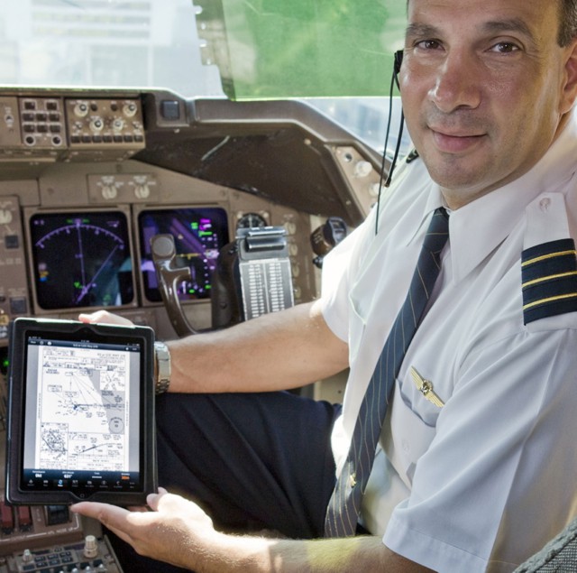 United-Continental-pilots-use-ipad-on-flight-deck