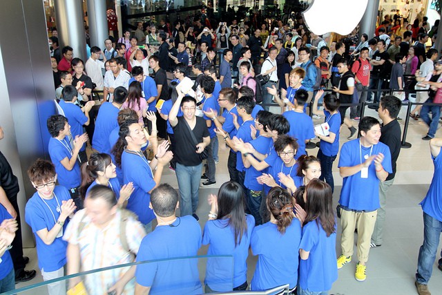 The first customers entering Apple's new flagship shoe in Hong Kong, which celebrated its grand opening on Saturday morning. Photo by Gary Allen, IFOAppleStore