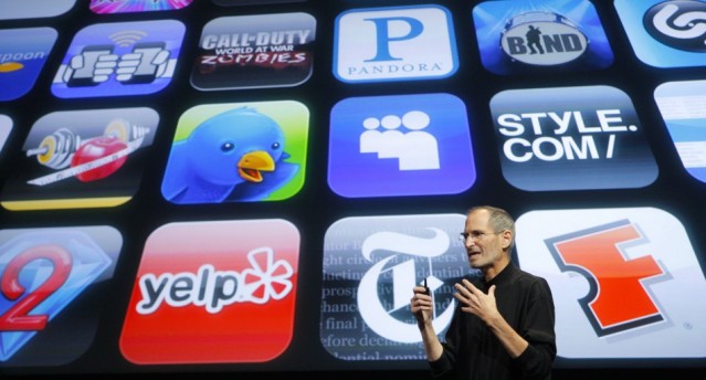 Steve-Jobs-in-front-of-apps