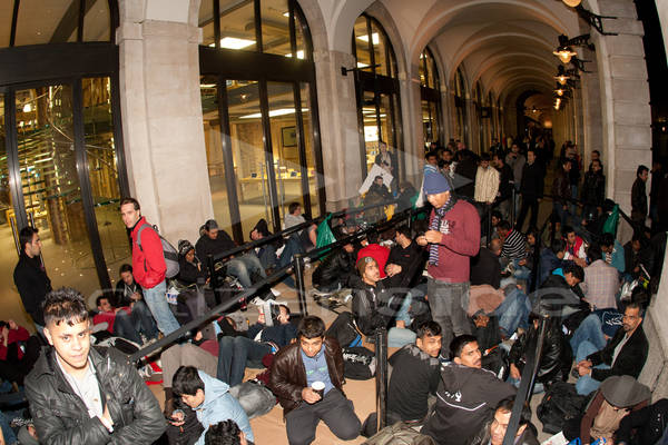 IPhone 4S queues London