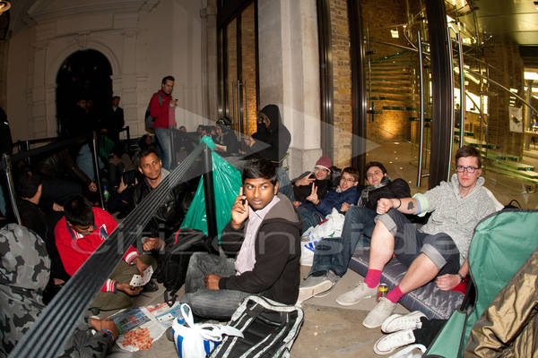 IPhone 4S queue London
