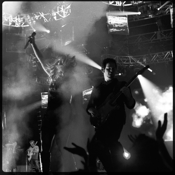 James Minchin snaps Miranda Lambert live with Hipstamatic's new lens.