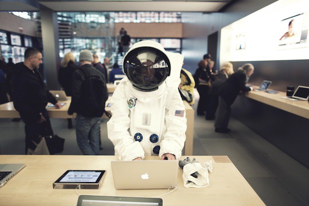 astronaut-in-apple-store