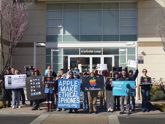 Protesters at Apple headquarters in Cupertino. Image credit: Ted Smith.