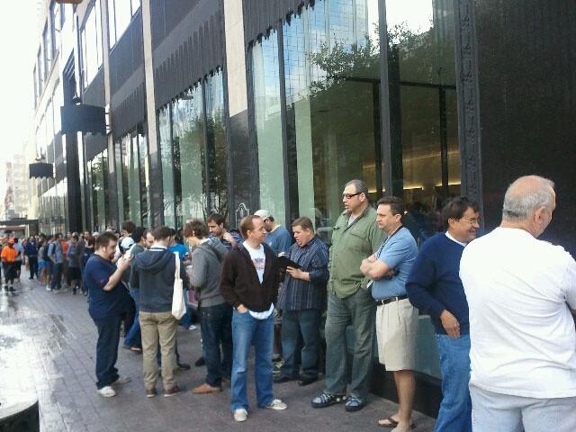 Lines for Apple's temporary store at SXSW 2011. Image courtesy of ObamaPacman.