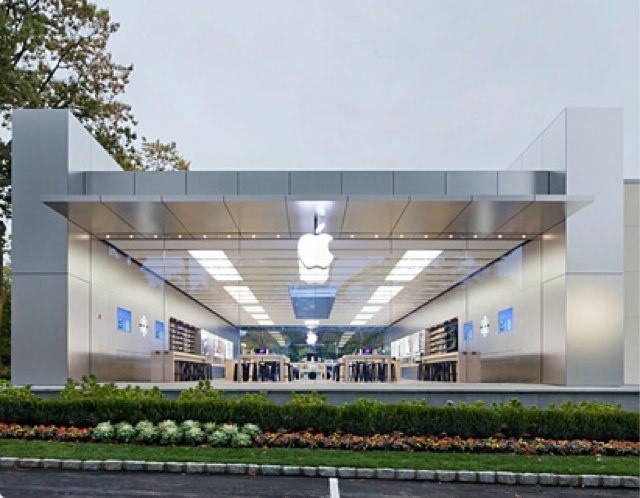 Both the front and rear of Apple's Manhasset store feature glass walls and doors.