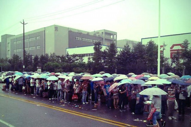 Foxconn-worker-lines