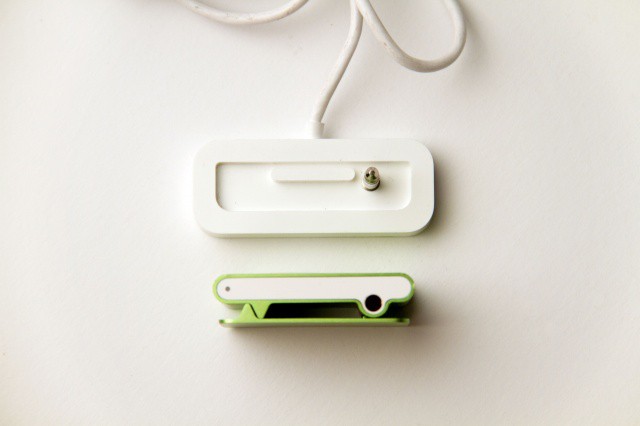 Apple_iPod_Shuffle_second_generation_green_top_view_and_dock_connector_top_view