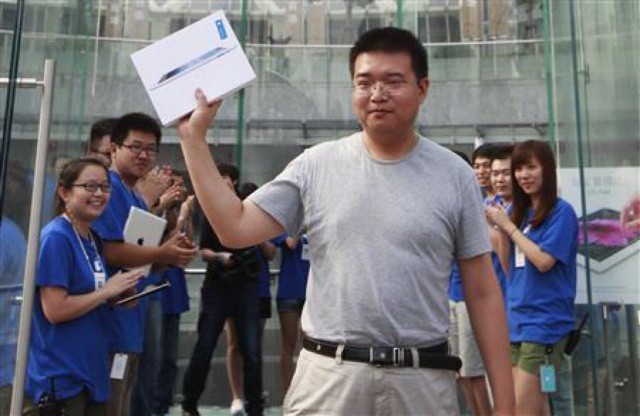 After a four-month delay, the new iPad is finally on sale in China today.