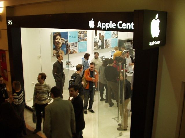 In Russia, the only place to buy Apple products are these third-party knock-off Apple Stores.