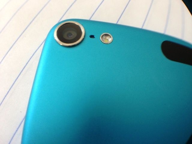 2012_iPod_touch_5th_gen_02