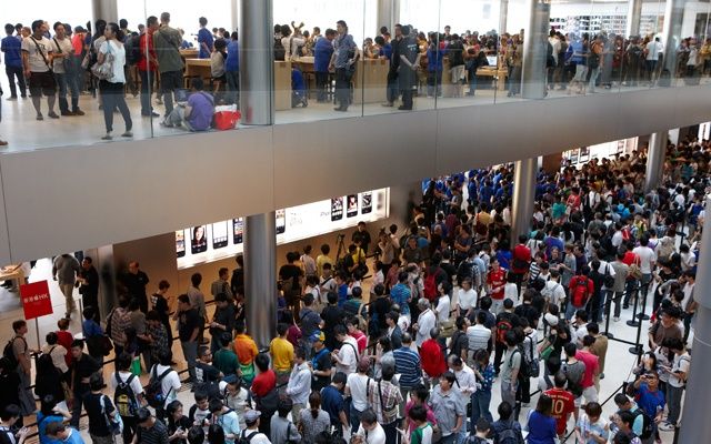 Customers queue for the iPhone 5 at IFC Mall in Hong Kong.