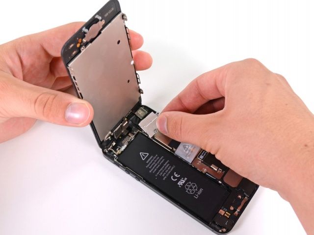 The iPhone 5's intricate design is leading to supply shortages.