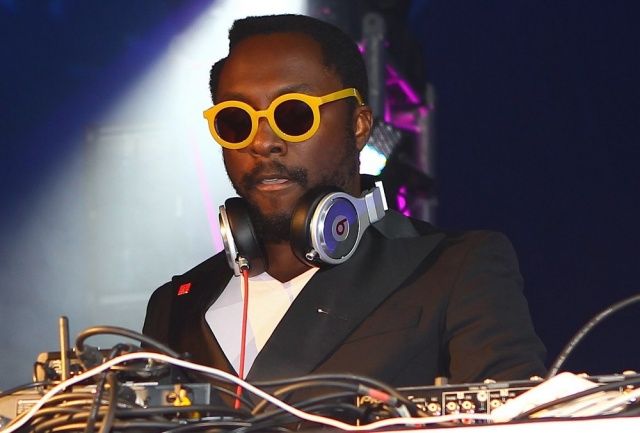 will-i-am-as-dj-at-ef-summeranza-student-exchange-event-11