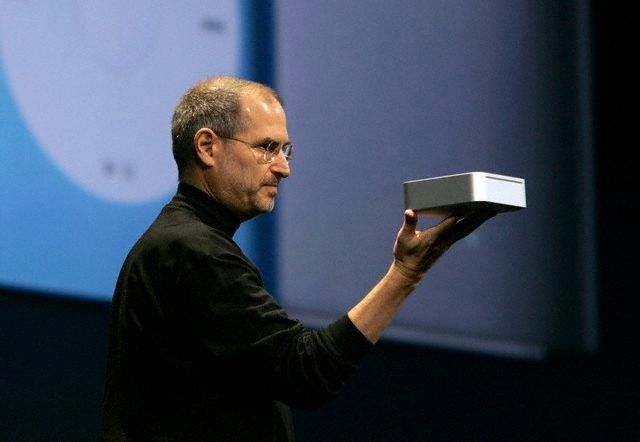 Steve-Jobs-Mac-mini-Macworld-2005