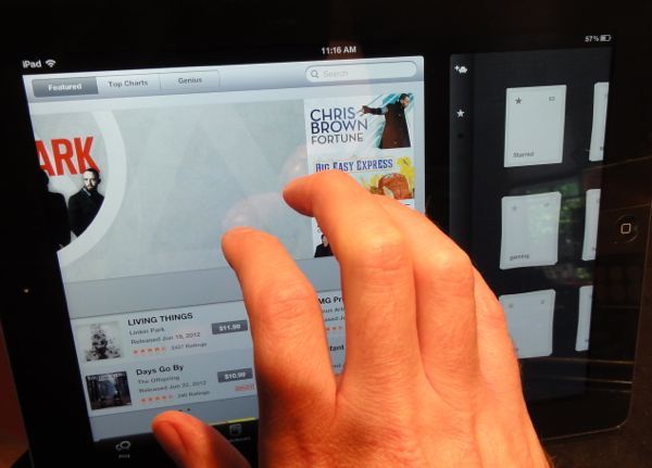 Four-finger-swipe-to-side-iPad-gesture