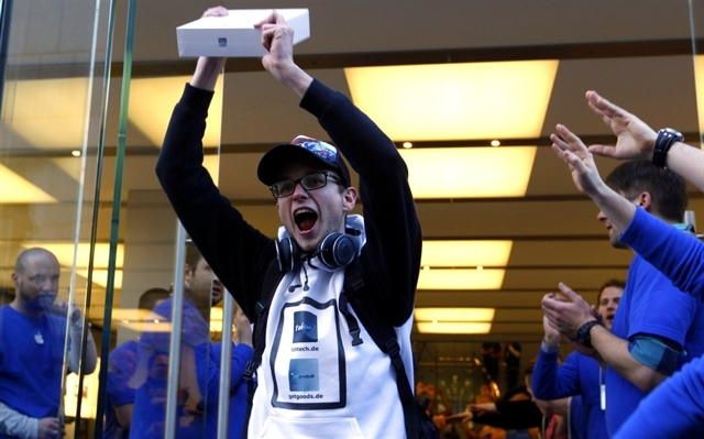 pb-120316-ipad-celebrate-ps