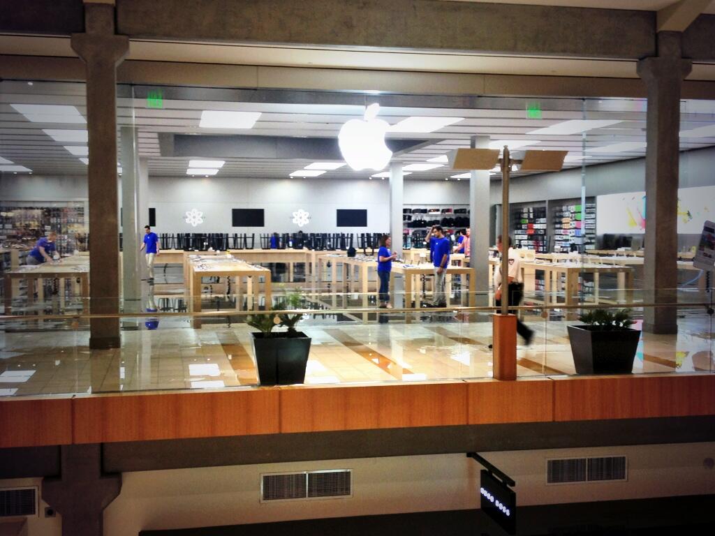Apple-Store-bellevue-flood