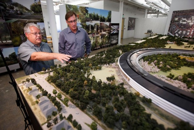 Oppenheimer showing off Apple's replica model of Campus 2.0.