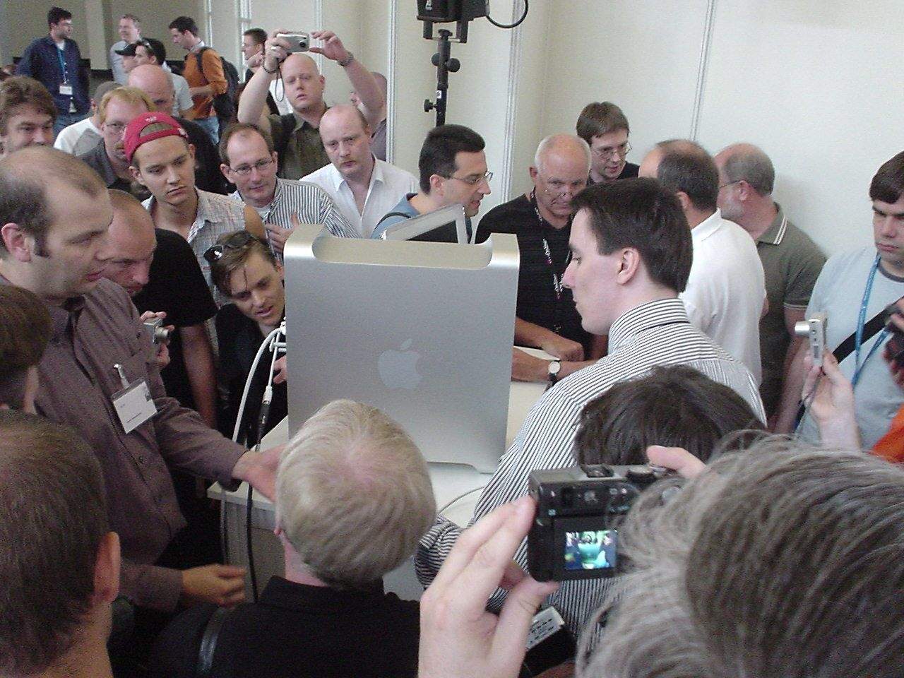 Crowds gather to admire the Power Mac G5 (https://www.rttm.de/G5/source/dsc00375.html)