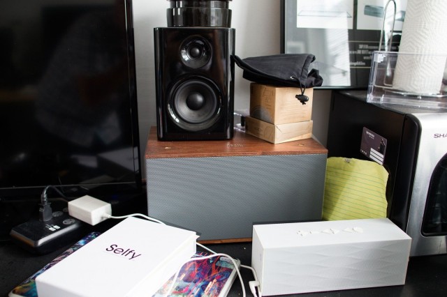One of Grain Audio's wooden bookshelf speakers rocks the Cult of Mac offices. 