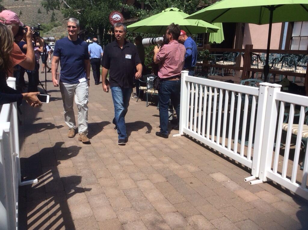 Cook and Cue looking casual in Sun Valley. (Photo by @kajawhitehouse on Twitter)