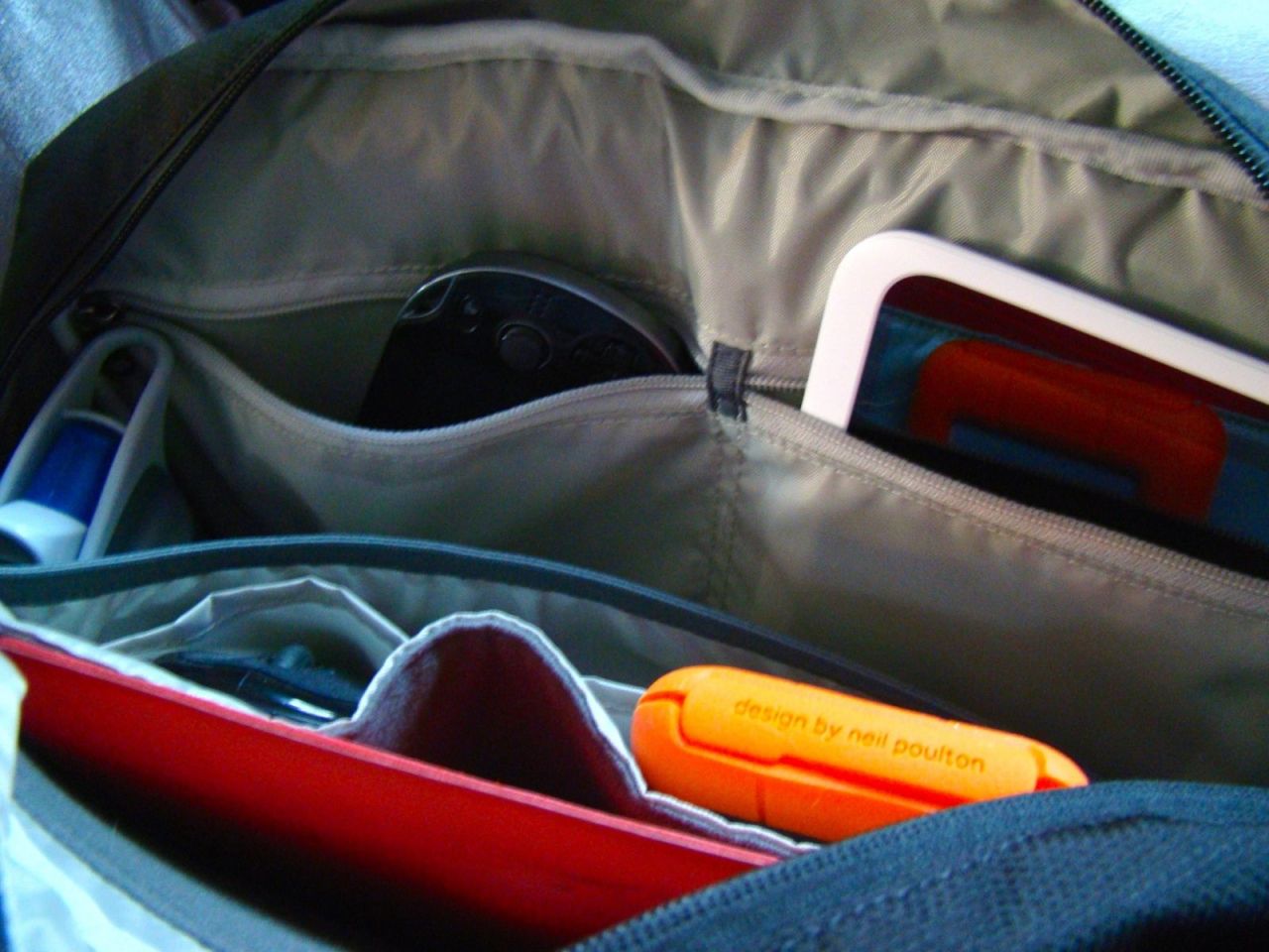 Cram Your Whole Life Into This Streamlined Quantum Messenger Bag