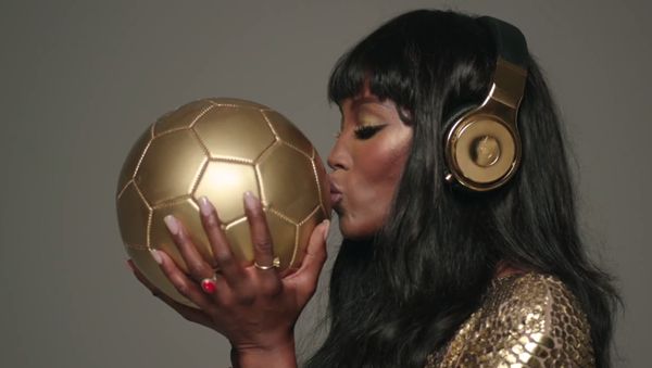 Naomi Campbell rocks a pair of 24-carat Beats Pro headphones.