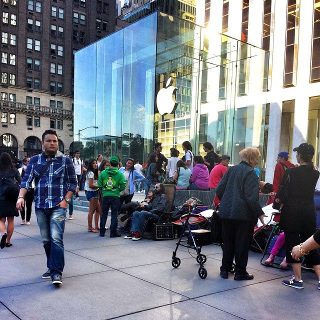 The photographer here wonders what the world is coming at the 5th Avenue store. Photo: @lana_spb_nyc