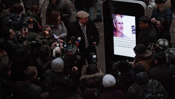 Steve Jobs statue in Russia at its public unveiling Photo: RIA Novosti