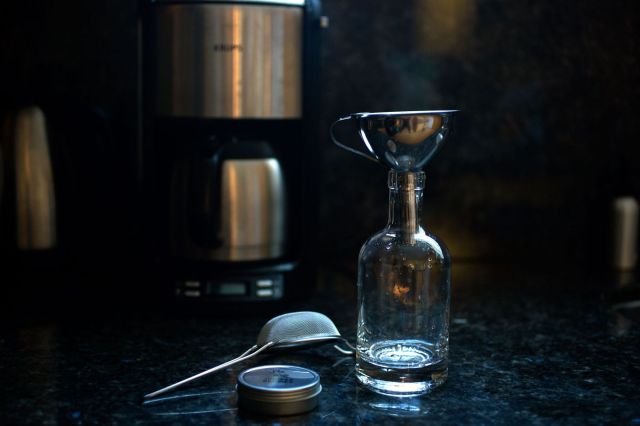 The Homemade Gin Kit turns cheap vodka into something much more interesting. Photo: Jim Merithew/Cult of Mac