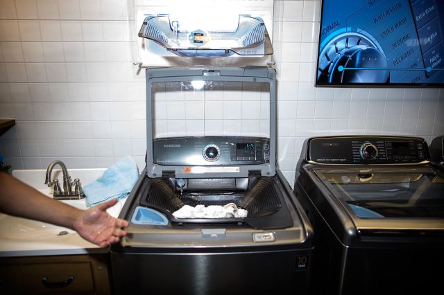 Samsung washing machine. Photo: Jim Merithew/Cult of Mac