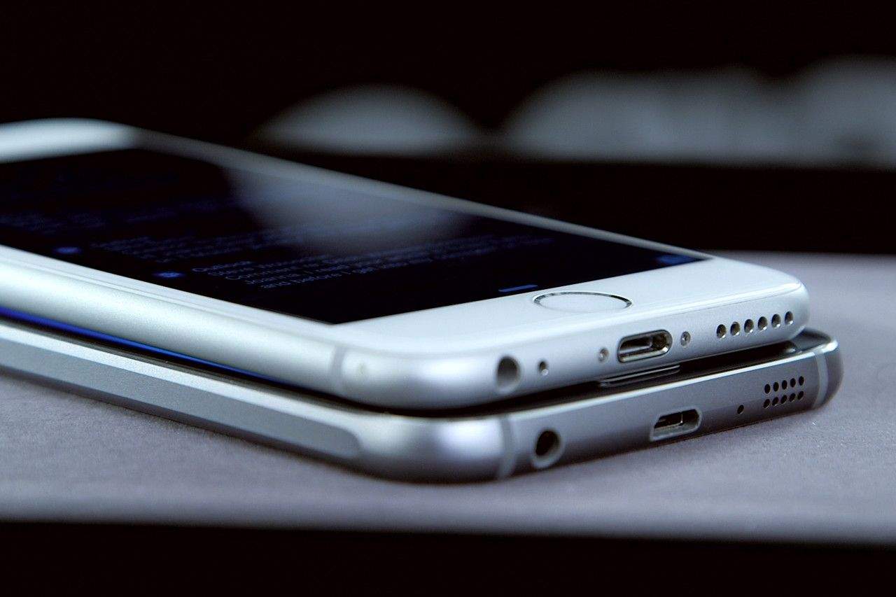 iPhone 6 on top, Galaxy S6 on bottom. Can you spot the differences? Photo: The Wall Street Journal